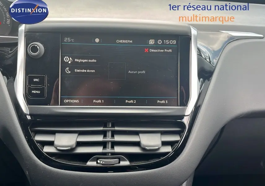 Vue rapprochée de l'écran tactile central et des aérateurs du tableau de bord de la Peugeot 208 blanche banquise 2020.