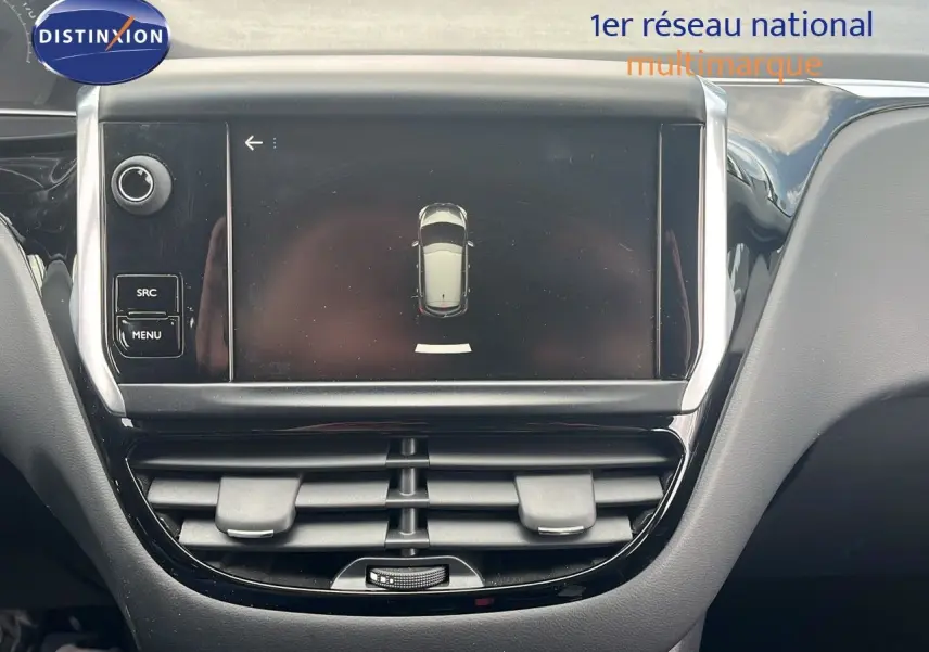 Écran central tactile affichant la vue aérienne du véhicule dans l’habitacle d’une Peugeot 208 blanc banquise.