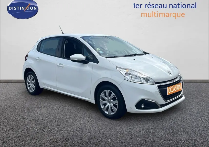 Peugeot 208 blanc banquise vue 3/4 avant droit avec plaque occasion sur fond neutre intérieur showroom.