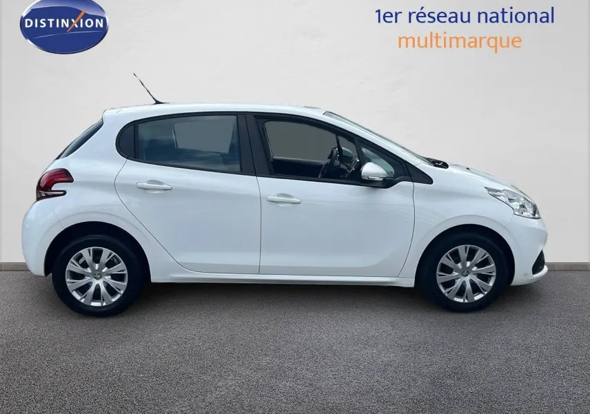 Profil côté droit d'une Peugeot 208 blanche banquise de 2020, version Société avec cinq portes et jantes argentées.