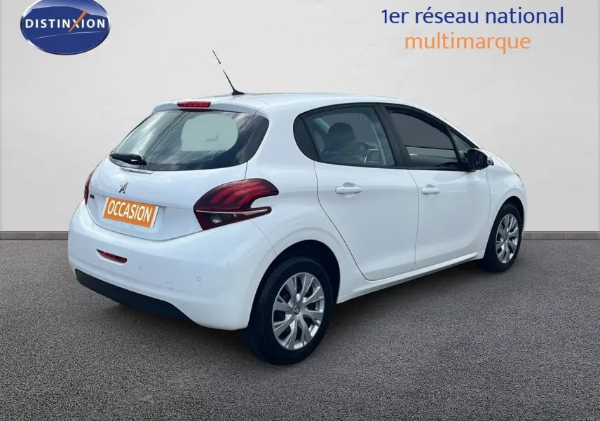 Peugeot 208 blanc banquise en 3/4 arrière droit, mettant en valeur ses feux arrière et ses lignes compactes.