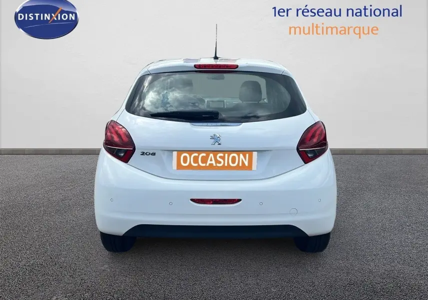 Vue arrière d'une Peugeot 208 blanche banquise de 2020 avec plaque "OCCASION" sur fond neutre.