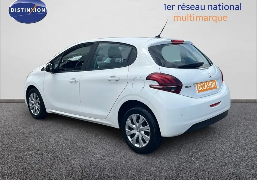 Vue 3/4 arrière droite d'une Peugeot 208 blanche banquise cinq portes avec feux arrière distinctifs et plaque occasion.