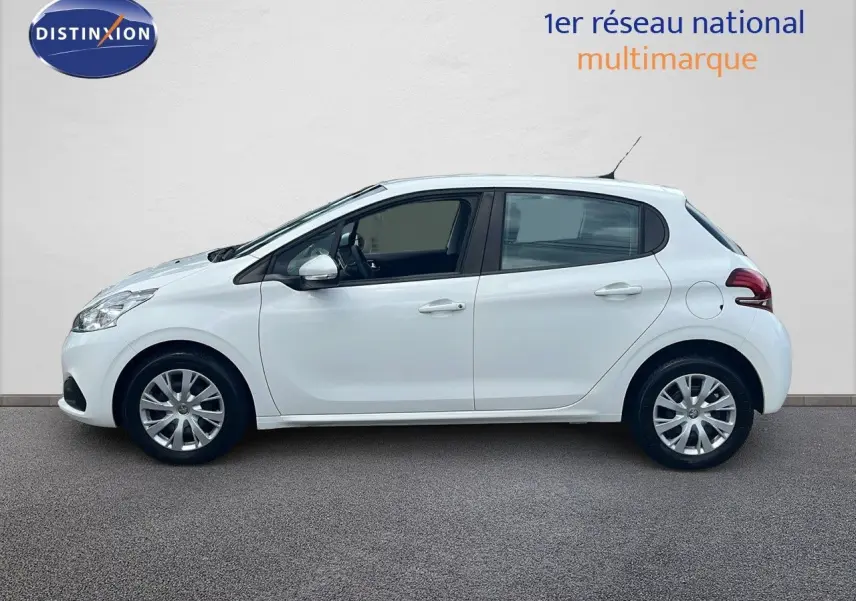 Profil latéral droit d'une Peugeot 208 blanche Banquise version Société 1.5 BlueHDi 100ch Premium Pack de 2020.