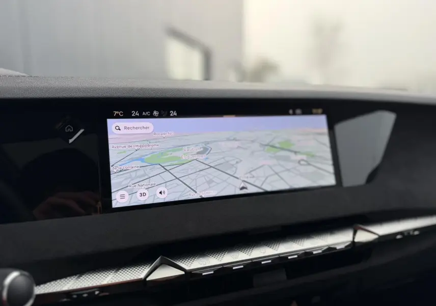 Vue rapprochée de l'écran tactile 10'' HD du tableau de bord en Alcantara noir du DS4 2025.