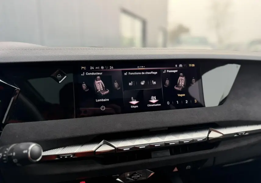 Vue rapprochée du tableau de bord noir Alcantara du DS4 2025 avec écran tactile affichant les fonctions de chauffage des sièges.