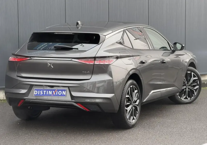 Vue 3/4 arrière droite d'une DS4 gris Platinium avec feux arrière LED et jantes alliage 19 pouces.