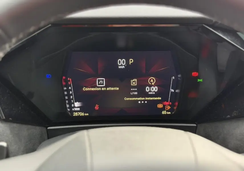 Vue rapprochée du combiné numérique 7 pouces du DS4 2025 affichant la consommation instantanée et l'état du véhicule.