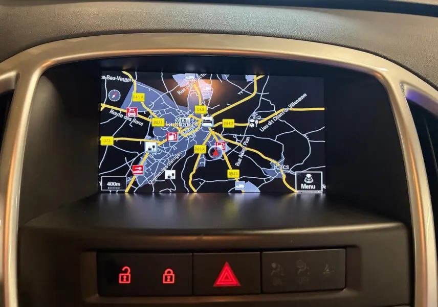 Écran de navigation couleur intégré au tableau de bord de l’Opel Astra gris 2015, avec commandes de verrouillage visibles.