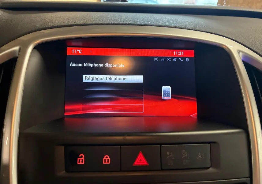 Écran central de l’Opel Astra gris 2015 affichant le menu réglages téléphone avec icônes rouges de verrouillage.