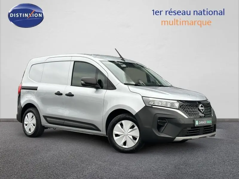 Vue 3/4 avant droit d'un utilitaire Nissan Townstar gris électrique avec enjoliveurs et pare-chocs noirs.