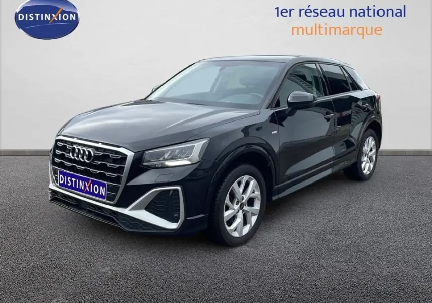 Audi Q2 noir mito metal en vue 3/4 avant droit, avec calandre chromée et jantes alliage argentées.