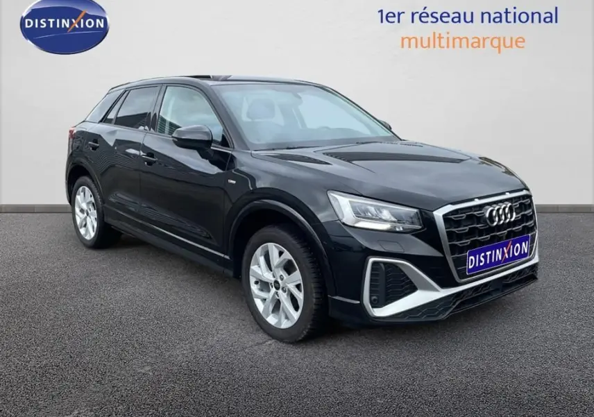 Audi Q2 noir mito metal vue 3/4 avant droit, mettant en valeur sa calandre hexagonale et ses jantes argentées.
