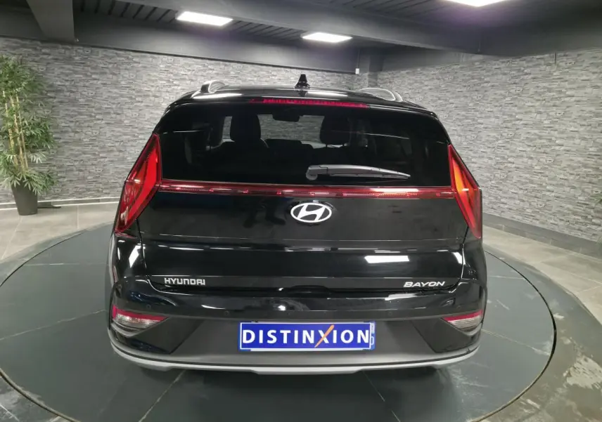 Vue arrière d'une Hyundai Bayon noire avec feux arrière LED et plaque d'immatriculation Distinxion.