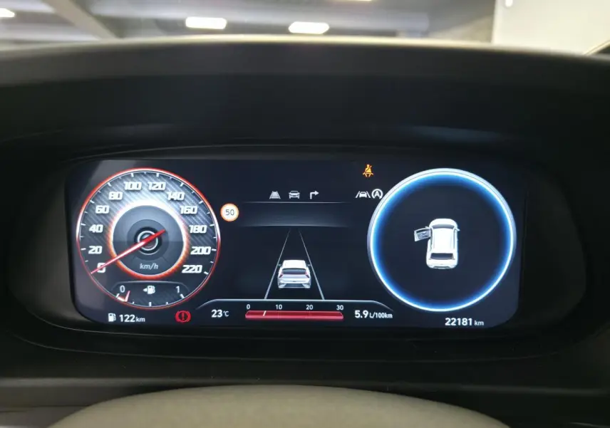 Affichage numérique du tableau de bord du Hyundai Bayon 2025 montrant la vitesse, la consommation et porte avant gauche ouverte.