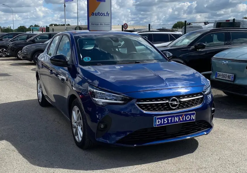 Opel Corsa bleu nautique vue 3/4 avant, avec calandre noire et jantes alliage argent 16 pouces.