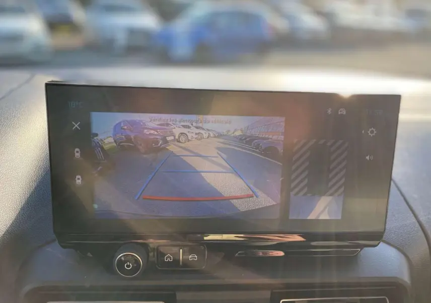 Écran tactile intérieur montrant la caméra de recul du Citroën Berlingo vert Sirka, vue frontale du tableau de bord.