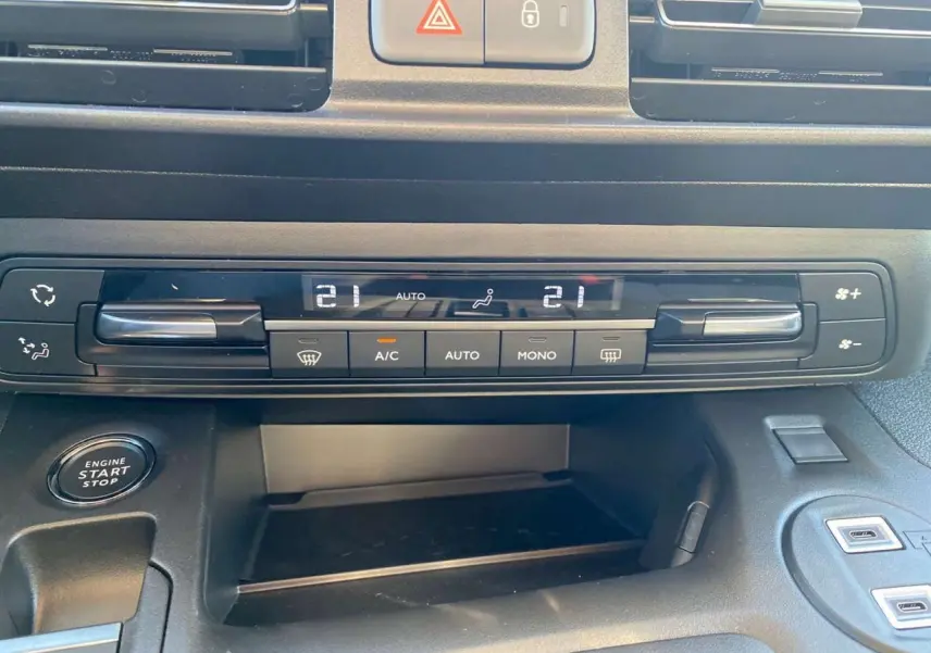 Tableau de bord du Citroën Berlingo 2025 montrant la climatisation automatique bi-zone et bouton start/stop.