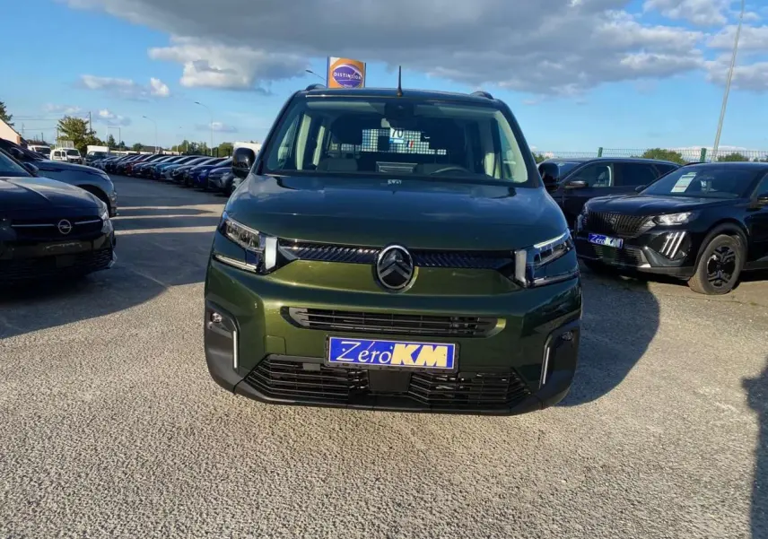 Vue de face du Citroën Berlingo 2025 vert Sirka avec calandre moderne et plaque Zero KM visible.