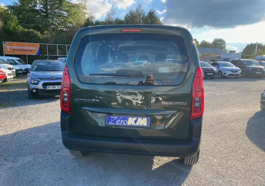 Vue arrière d'un Citroën Berlingo 2025 vert Sirka avec feux rouges allongés et plaque Zéro KM.