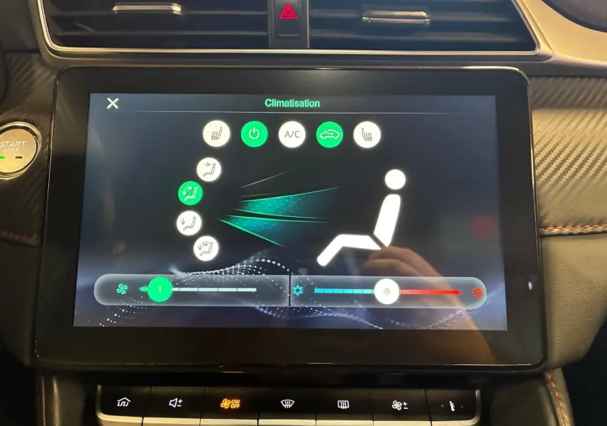 Écran tactile de la climatisation du MG ZS blanc 2022, affichant les réglages de ventilation et température.