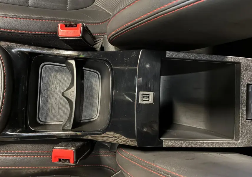 Vue rapprochée de la console centrale noire avec surpiqûres rouges du MG ZS 2022, version Luxury blanche.