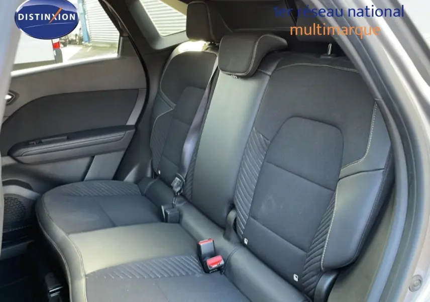 Vue intérieure côté gauche montrant la banquette arrière en tissu et cuir noir du Renault Symbioz gris cassiopée métal 2025.