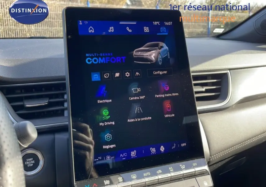 Écran tactile central du tableau de bord de la Renault Symbioz gris cassiopée, affichant les options de conduite en mode confort.