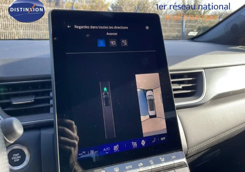 Vue intérieure centrée sur l'écran tactile du tableau de bord du Renault Symbioz gris cassiopée métal, affichant la caméra 360° et les commandes climatiques.