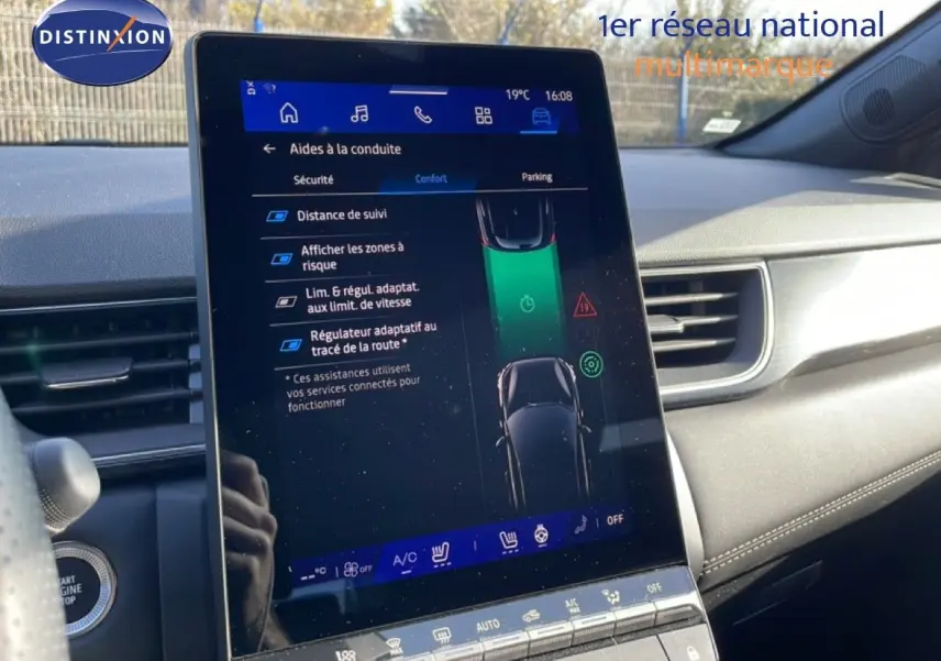 Écran tactile central affichant les aides à la conduite dans l'habitacle d'une Renault Symbioz gris cassiopée métal.