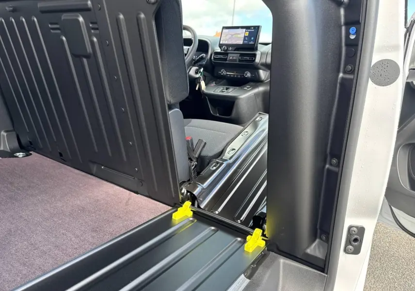 Intérieur du Citroën Berlingo Fourgon XL blanc Icy, vue côté droit avec siège avant et tableau de bord visible.