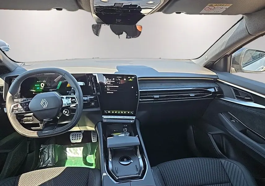 Vue avant de l’intérieur noir du Renault Austral blanc nacré, avec écran tactile vertical et volant multifonction.