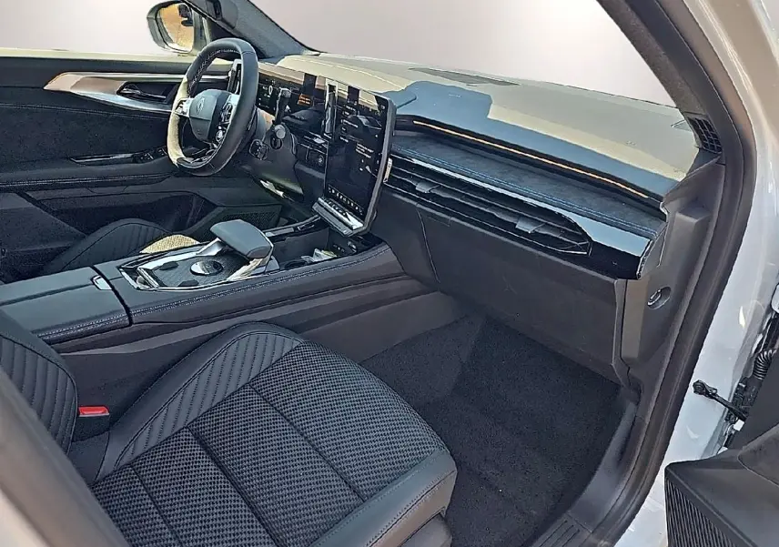 Intérieur côté passager du Renault Austral blanc nacré 2026, avec tableau de bord moderne et sièges en tissu carbone alcantara.