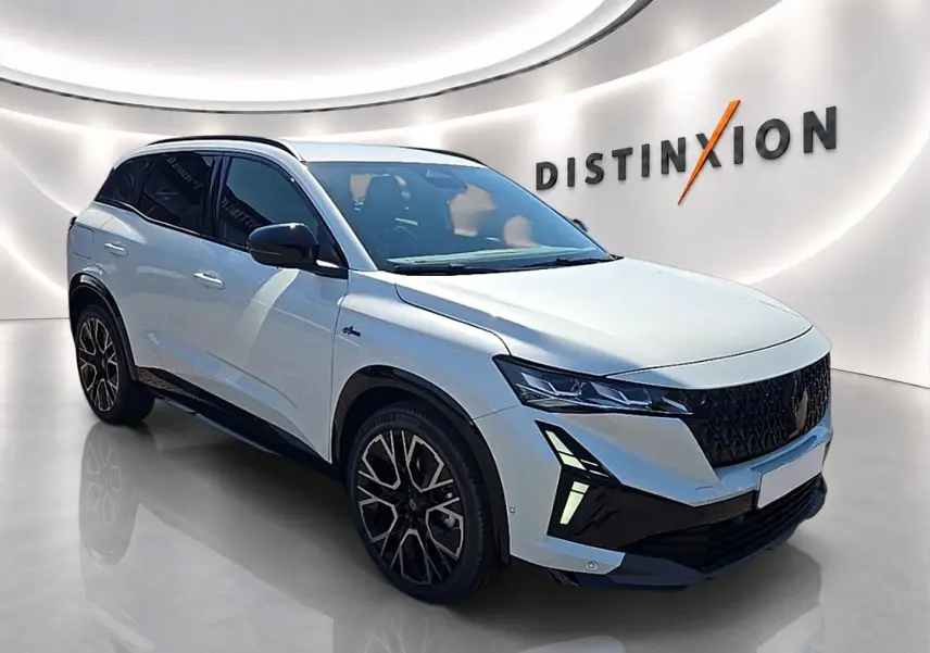 Renault Austral blanc nacré en 3/4 avant droit, avec jantes noires et calandre noire distinctive esprit Alpine.