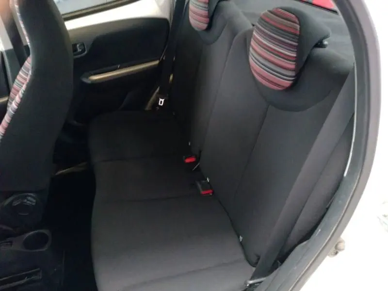 Vue intérieure côté droit de la banquette arrière noire avec appuie-têtes rayés dans une Citroën C1 blanche 2018