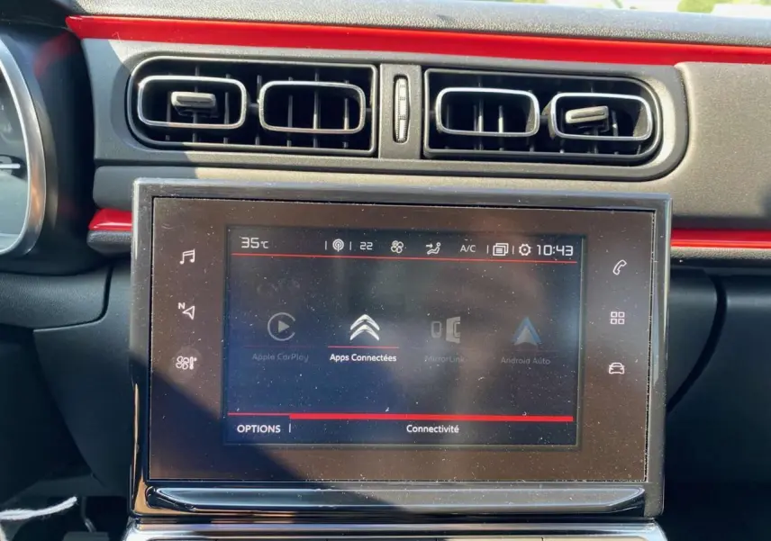 Tablette tactile 7 pouces du système CITROËN Connect Nav dans l'habitacle avec bandeau décoratif orange vif sur le tableau de bord