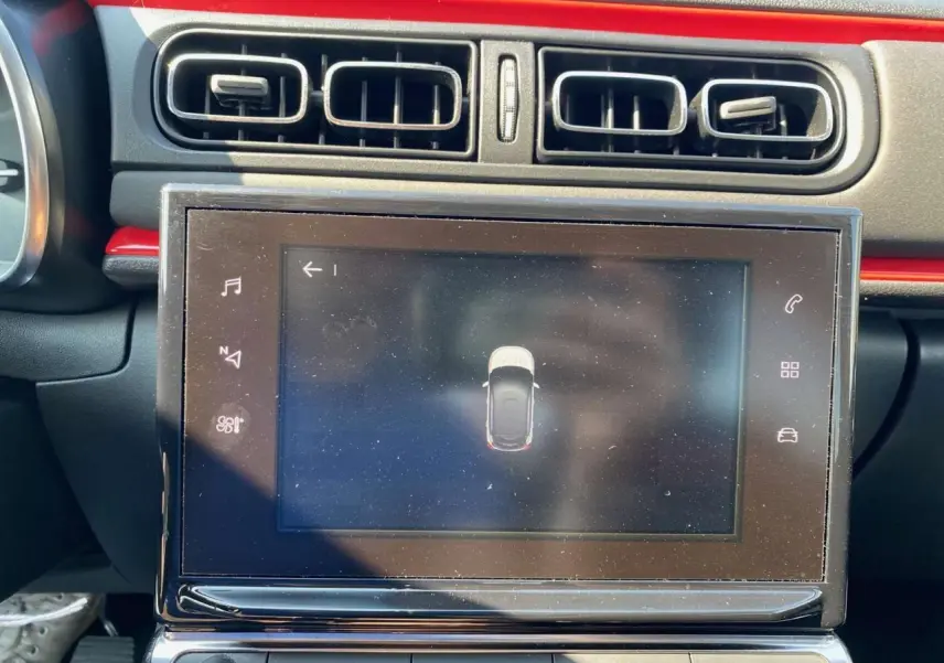 Tablette tactile 7 pouces du système CITROËN Connect Nav dans le tableau de bord rouge et noir d'une C3 Orange Shine 2018