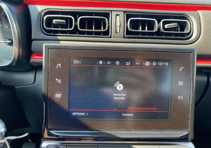 Tablette tactile 7 pouces affichant la recherche Bluetooth dans l'habitacle de la Citroën C3 Shine 2018.