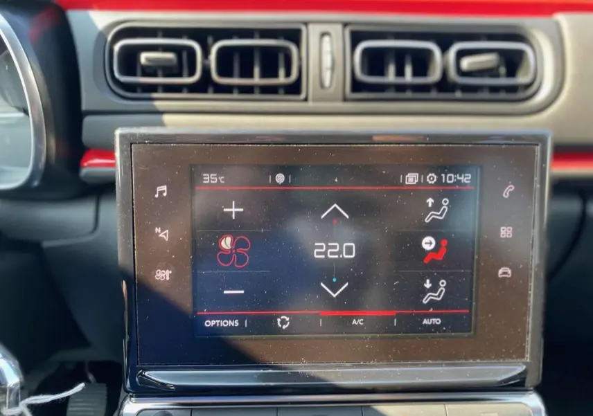 Écran tactile central de la Citroën C3 2018 affichant la climatisation automatique à 22°C, avec aérateurs noirs.