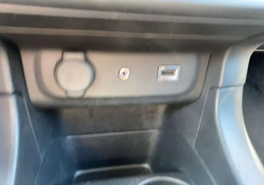 Gros plan sur la prise USB et allume-cigare dans l'habitacle noir d'une Citroën C3 2018.