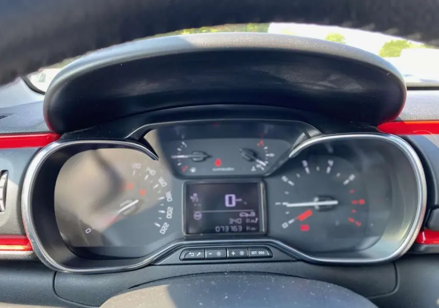 Vue rapprochée du tableau de bord de la Citroën C3 2018, avec affichage digital et compteurs analogiques.