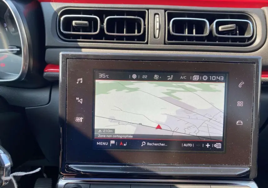 Vue rapprochée de la tablette tactile 7 pouces du GPS CITROEN Connect Nav sur tableau de bord noir et rouge.