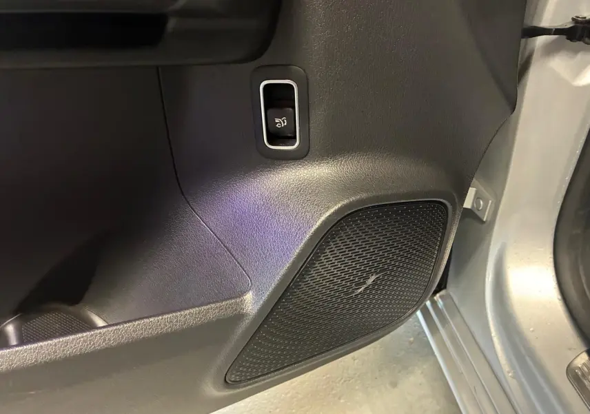Gros plan sur la porte avant droite grise d'une Mercedes Classe B 200D Progressive Line, avec haut-parleur intégré.