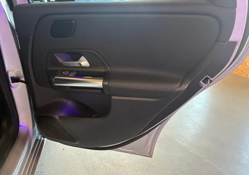 Vue intérieure de la porte arrière droite gris noir de la Mercedes Classe B 200D Progressive Line 2019.