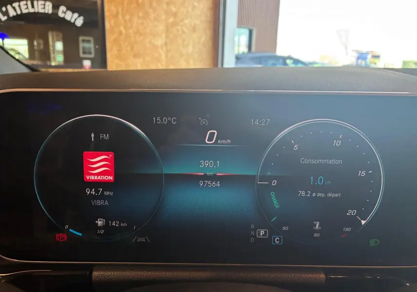 Tableau de bord numérique de la Mercedes Classe B 200D Progressive Line 2019, affichage consommation et radio FM.