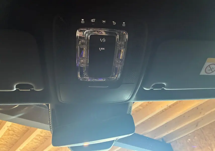 Vue intérieure du plafond avant d'une Mercedes Classe B 200D gris, montrant les commandes d'éclairage et le rétroviseur central.