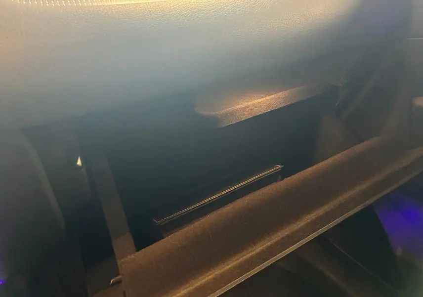 Coffre à gants ouvert de la Mercedes Classe B 200D Progressive Line 2019, intérieur gris noir en tissu.