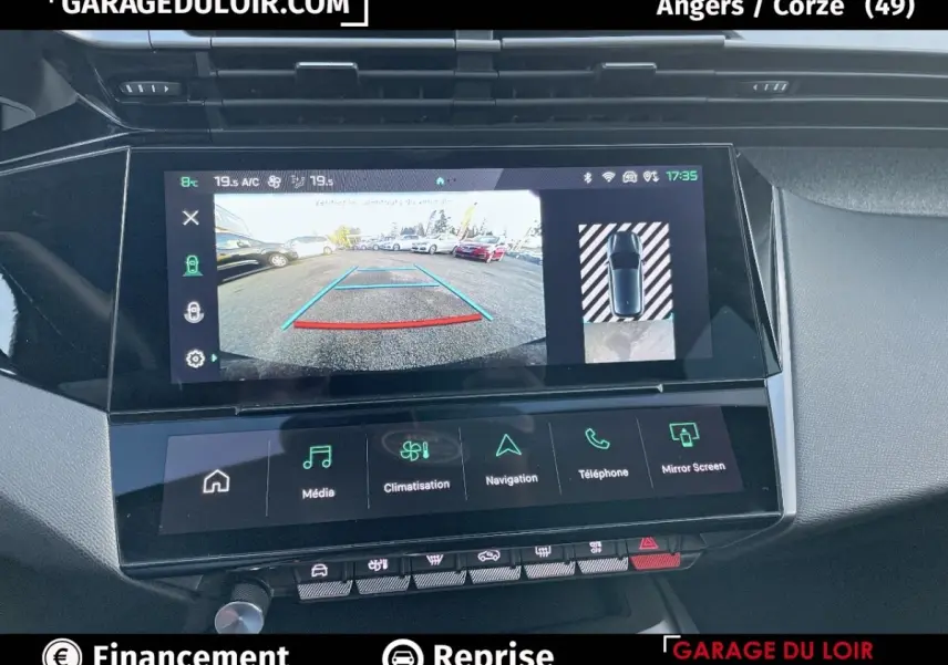 Écran tactile intérieur de la Peugeot 308 2024 gris foncé, affichant la caméra de recul et les commandes multimédia.