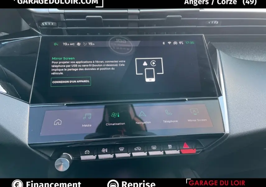 Vue rapprochée de l’écran tactile central du Peugeot 308 gris foncé 2024, affichant les commandes multimédia et climatisation.