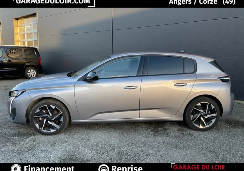 Peugeot 308 1.5 BlueHDi 130 Auto8 Allure gris foncé vue de profil côté gauche avec jantes alliage distinctives.